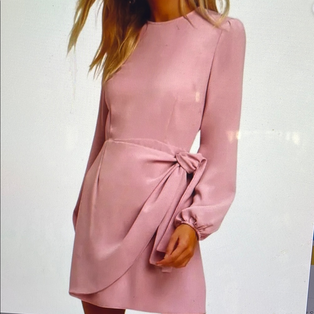 Elegant Pink Dress with Bow Detail